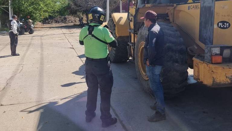 Un operador de una máquina pesada resulto lesionado tras hacer contacto con cables de la CFE.