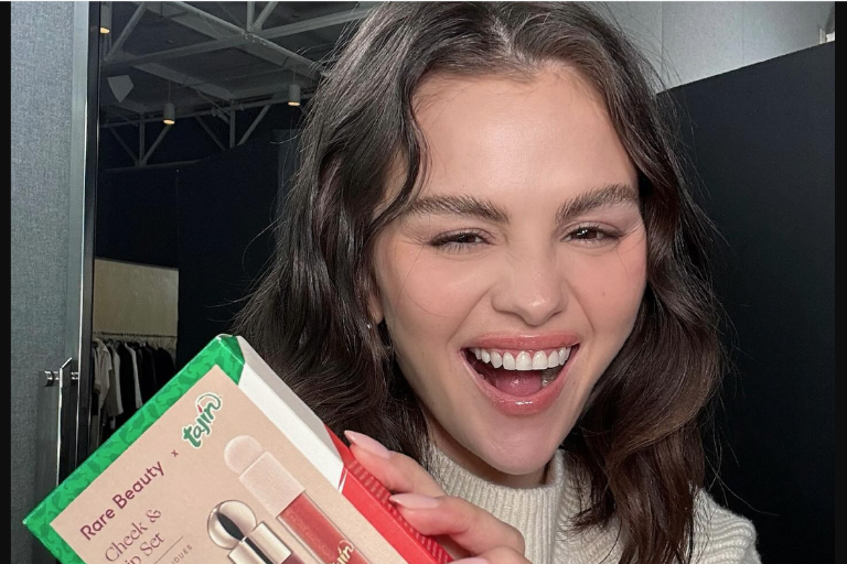 Combina Selena Gomez la belleza con el sabor del Tajín, el chilito mexicano