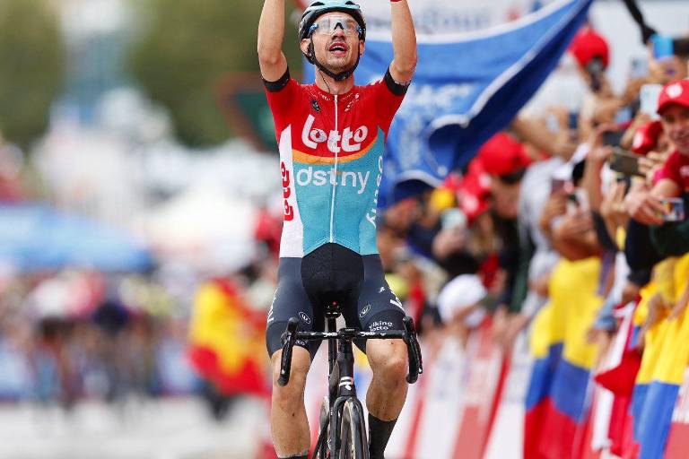 El danés Andreas Kron gana en Montjuic una etapa rocambolesca, Piccolo nuevo líder de la Vuelta a España