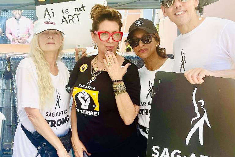 Guionistas de Hollywood valoran nueva propuesta de los estudios de cine