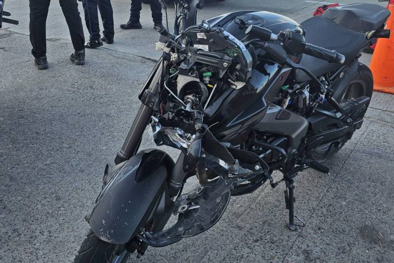 Pareja en moto muere al chocar contra palmera en el Paseo Claussen, en Mazatlán