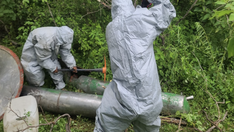 Personal militar destruyó equipo y químicos usados para fabricar metanfetamina.