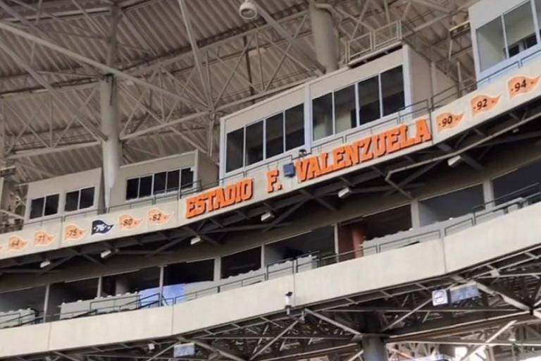 El nombre de Fernando Valenzuela ya luce en el estadio de Naranjeros de Hermosillo