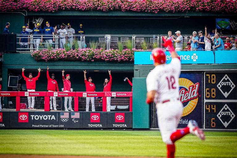 Los Filis se hacen sentir desde el inicio para vencer a los Cerveceros