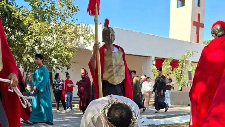 Con solemnidad y respeto compartieron la Pasión del Señor.