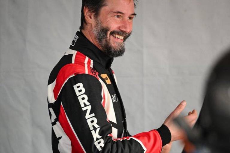 Keanu Reeves debuta en el automovilismo profesional en el Indianapolis Motor Speedway
