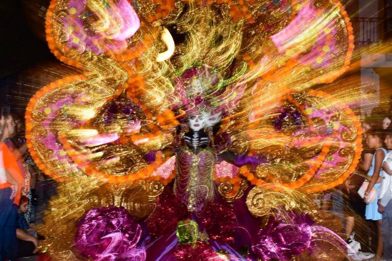 Miles de personas disfrutan de la tradicional callejoneada en el Centro Histórico de Mazatlán