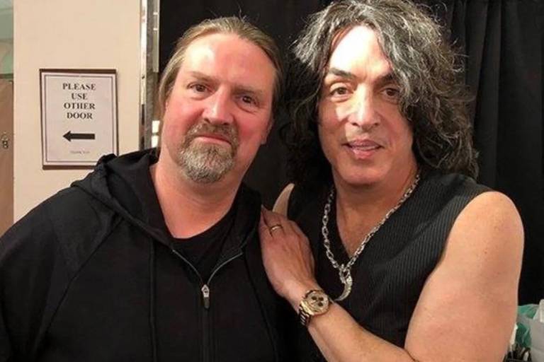 Pierde la vida guitarrista de Kiss en accidente automovilístico