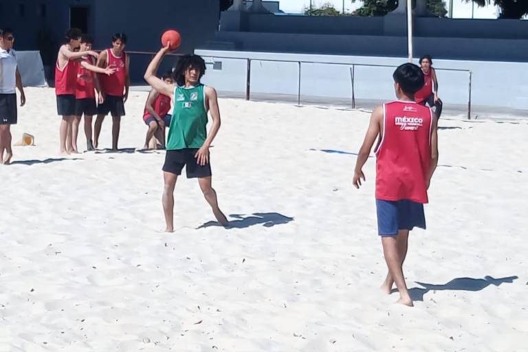 Demuestra su valor mazatleco ‘Rive’ Fregoso, en Colima, con la Selección Mexicana de handball de playa