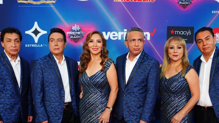 Triunfan Grupo Firme y Carín León en Los Premios de la Radio 2022