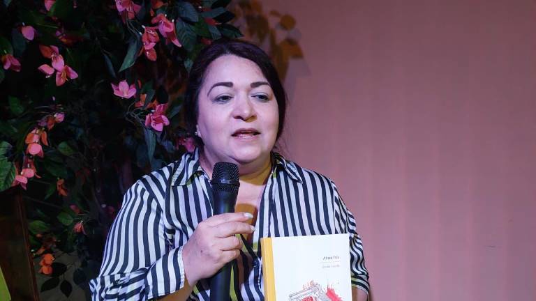 Karina Castillo durante la presentación de Alma fría, realizada en La Cafebrería.