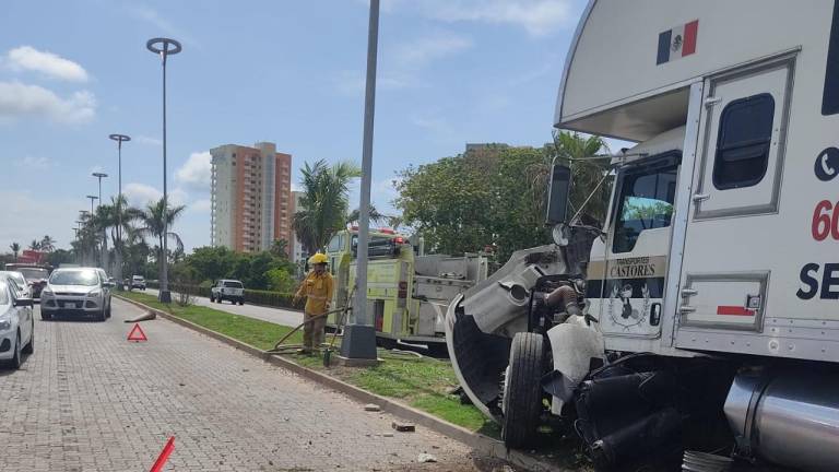 Choca camión y provoca caos vial sobre la Avenida Sábalo Cerritos, en Mazatlán