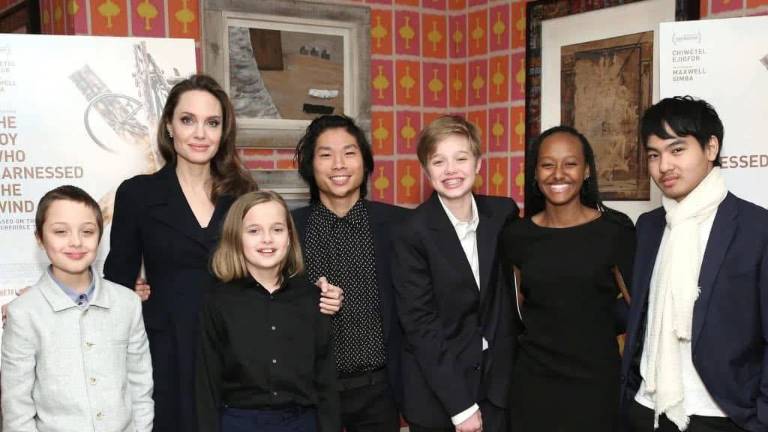 Angelina Jolie junto a sus seis hijos.