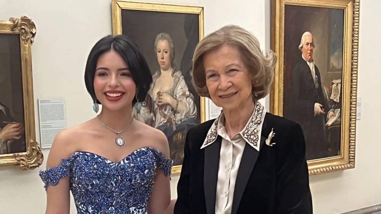 Ángela Aguilar posa al lado de la reina Sofía de España