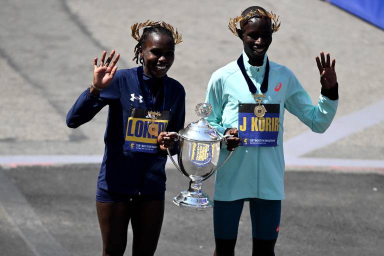 Kenia domina el Maratón de Boston 2025 con Sharon Lokedi y John Korir