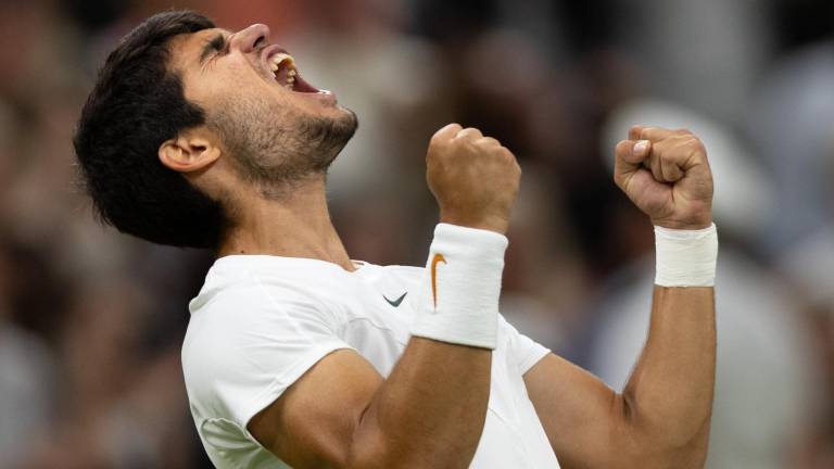 Carlos Alcaraz celebra su triunfo ante el italiano Matteo Berrettini, que lo coloca en los cuartos de final en Wimbledon.