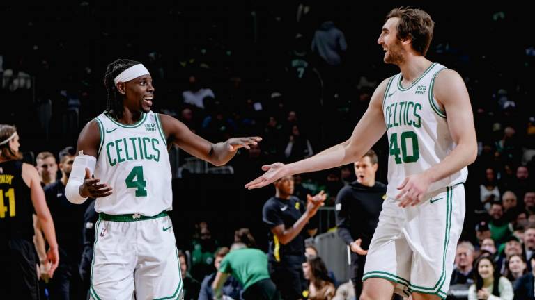 Jrue Holiday y Luke Kornet celebran el triunfo de los Celtics.