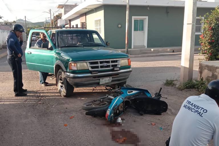 Choque entre camioneta y motocicleta deja a mujer con lesiones en Escuinapa