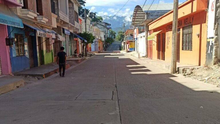 Pobladores se resguardan ante enfrentamientos y amenazas de grupos del crimen organizado en municipios de la frontera y sierra de Chiapas.