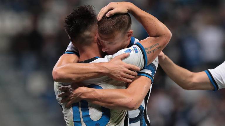 Dzeko y Lautaro rescatan al Inter ante el Sassuolo