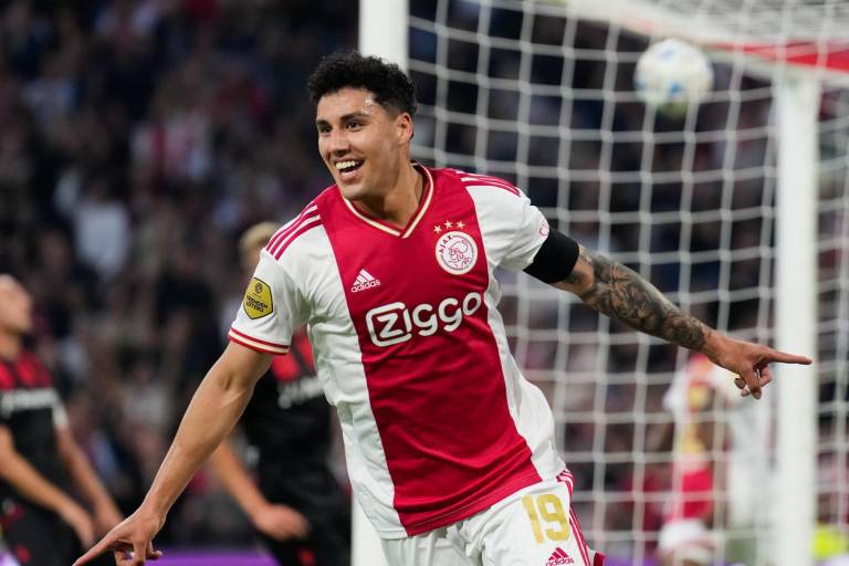 El mexicano Jorge Sánchez da asistencia en goleada del Ajax