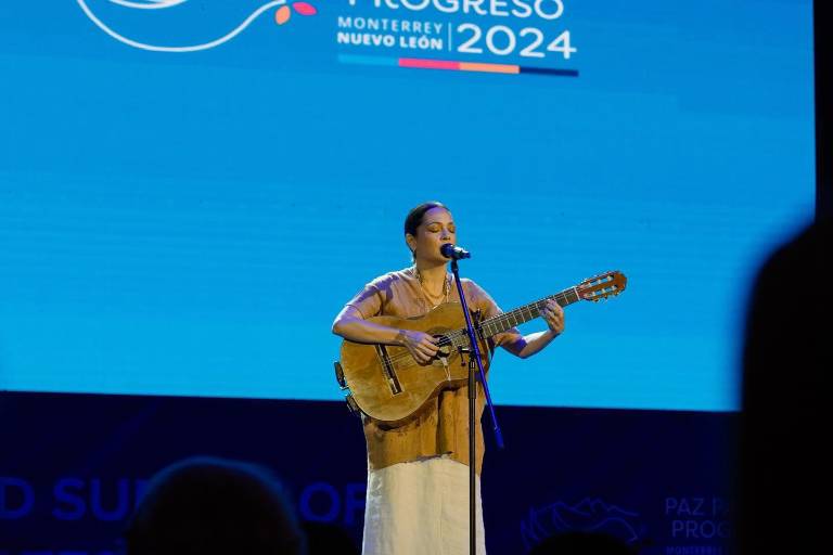 Natalia Lafourcade fue nombrada embajadora de la música por la paz