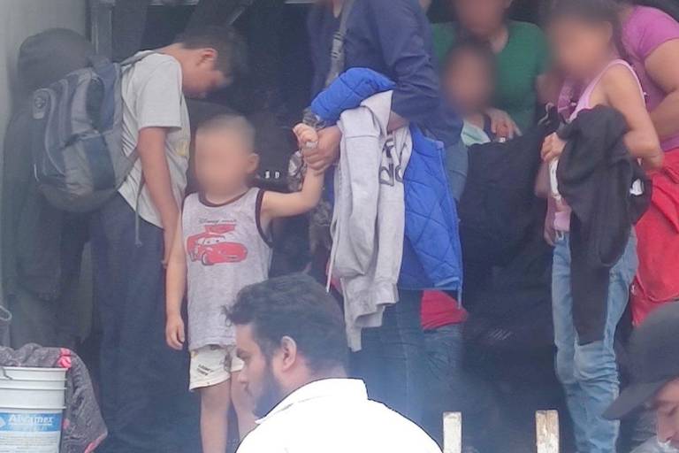 Abandonan a 215 migrantes en la caja de un tráiler en Cosamaloapan, Veracruz
