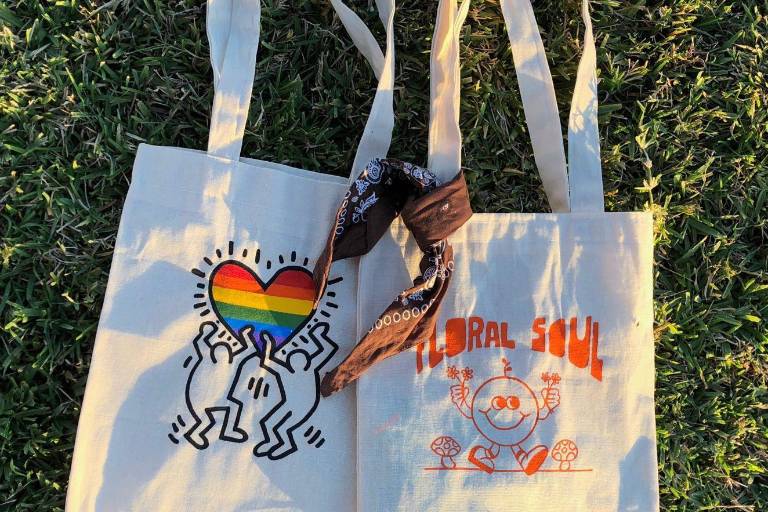 Las obras de arte de Ale van colgadas del hombro