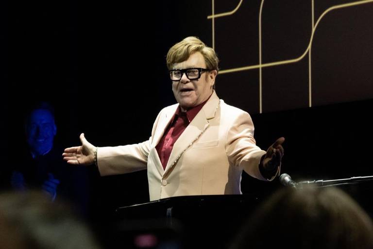 Revela Elton John que ha perdido visibilidad en un ojo