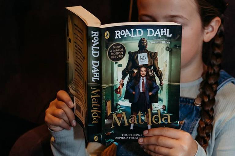 Editores ingleses de Roald Dahl censuran su obra y el mundo de la literatura se rebela