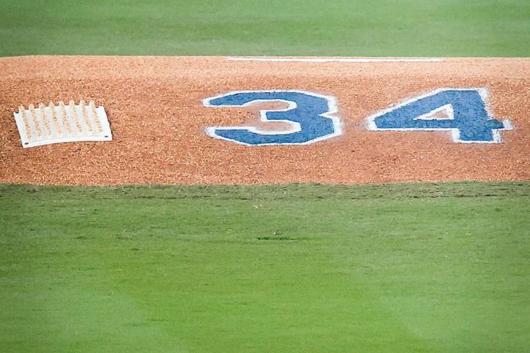 Emotivo homenaje a Fernando Valenzuela en arranque de Serie Mundial