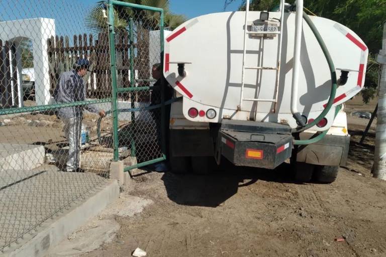 Entrega Jumapam agua en pipas a 20 comunidades rurales por fallas en equipos de bombeo