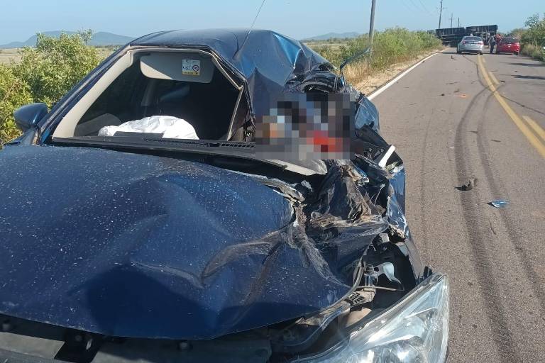 Muere mujer en choque entre su auto y un torton en Agua Verde