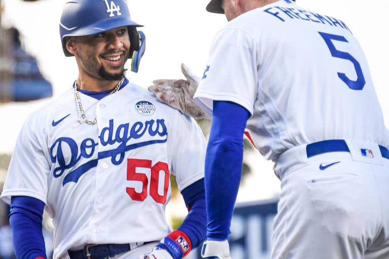 Dodgers derrotan a Yanquis en noche histórica de Betts