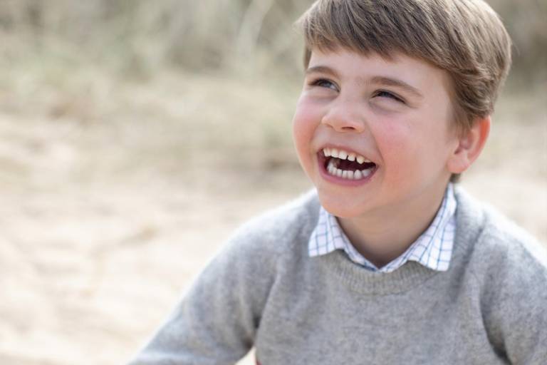 El Príncipe Louis, hijo menor de William y Kate Middleton, cumple 4 años