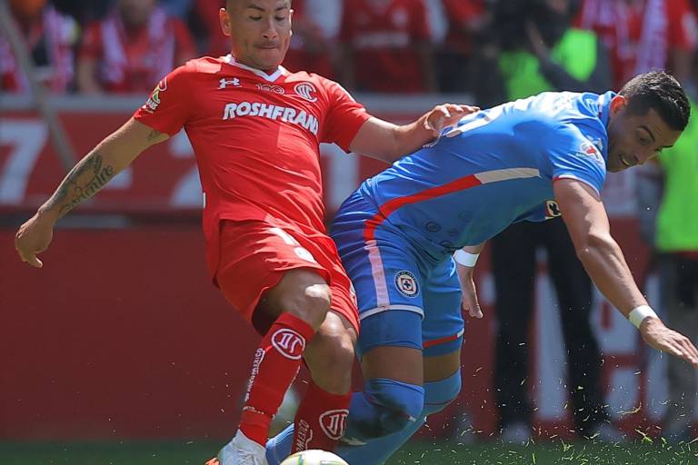 Cruz Azul sigue en caída libre y es goleado en Toluca