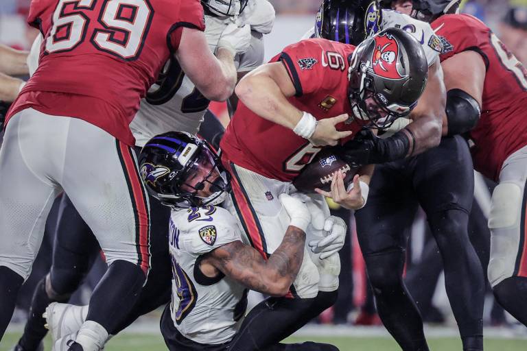 Ravens ‘confirman’ etiqueta de contendientes con un Lamar imperial frente a Buccaneers
