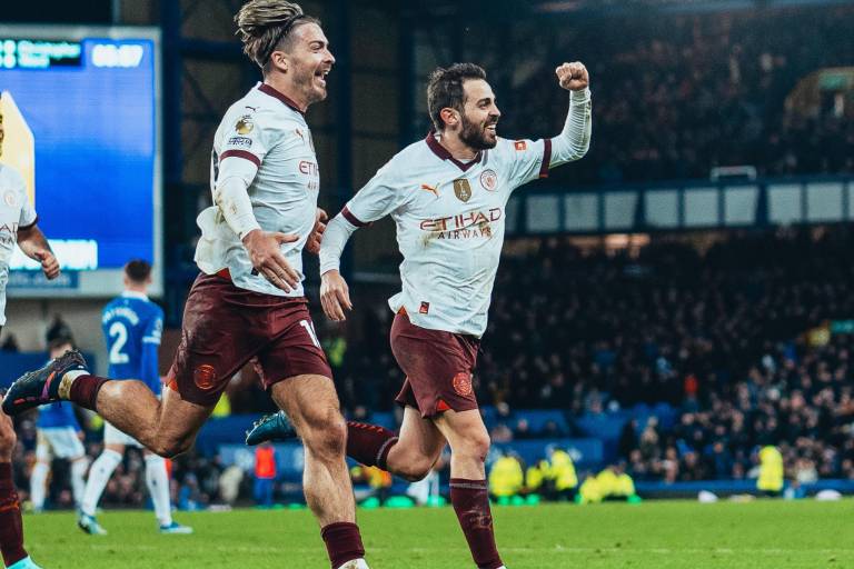 Manchester City estrena su parche de campeón del mundo dándole vuelta al Everton