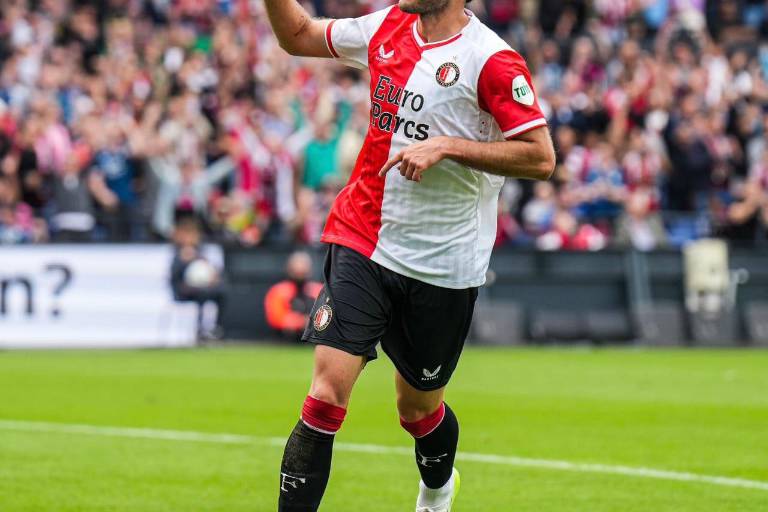 Santiago Giménez guía con dos goles la victoria del Feyenoord
