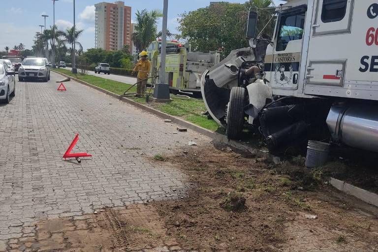 Choca camión y provoca caos vial sobre la Avenida Sábalo Cerritos, en Mazatlán