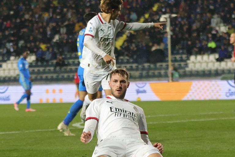 Santiago Giménez anota su primer gol con el Milán