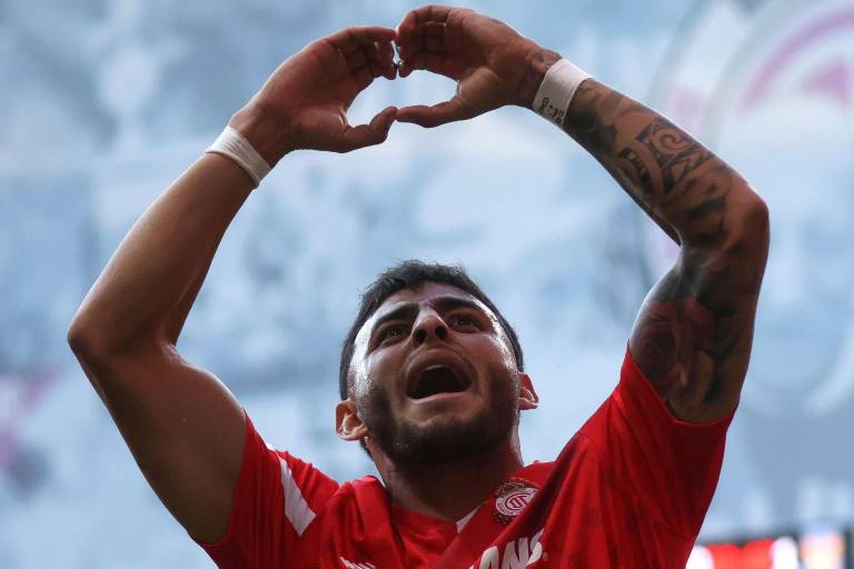 Toluca remonta ante Tigres con goles de Vega y Volpi