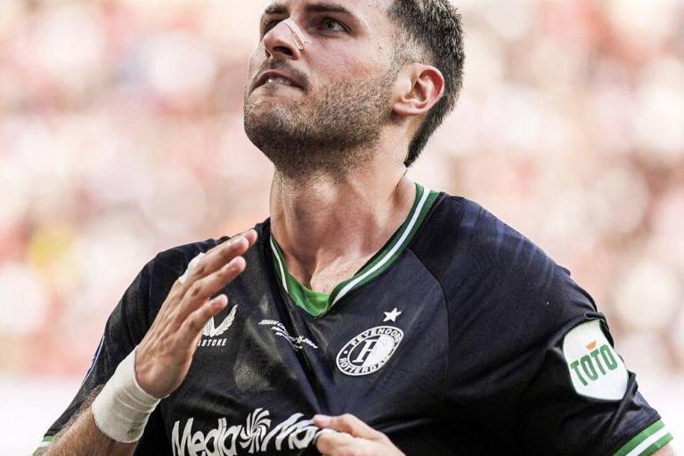 Santiago Giménez le dice no al Nottingham Forest; espera oferta de otro club