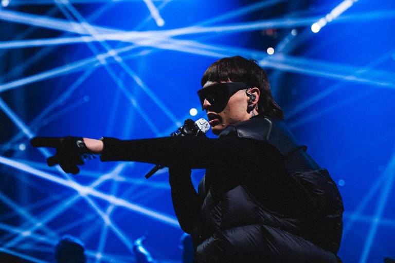 Critican a Peso Pluma por lanzar agua a un fan durante un concierto privado