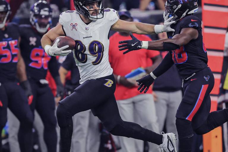 Lamar Jackson rompe récord de yardas por tierra en la NFL en paliza de los Ravens ante los Texans