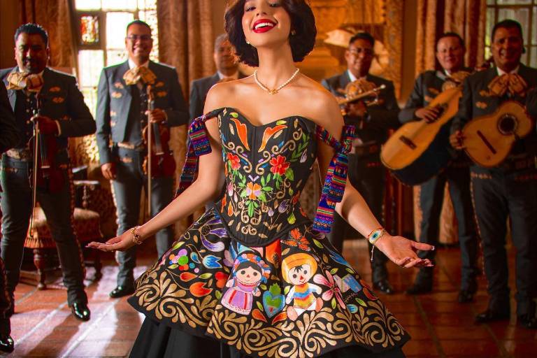 Rinde Ángela Aguilar homenaje a Flor Silvestre con un tema