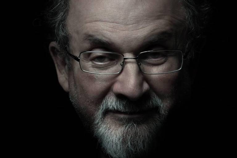 Quitan el respirador a Salman Rushdie y logra hablar un día después de haber sido atacado