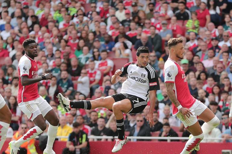 Raúl Jiménez a punto de anotar golazo en empate del Fulham