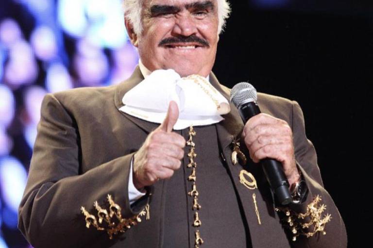 Reportan recaída de Vicente Fernández; ‘ya está muy cansado’, asegura su hijo, Gerardo Fernández, visiblemente afectado