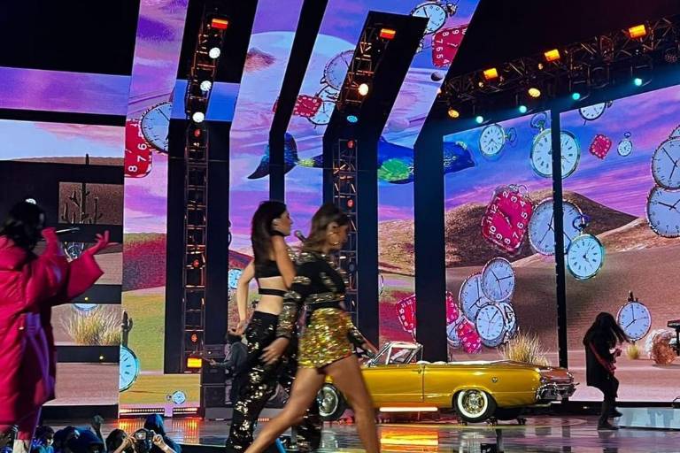 Kenia Os recibe el premio De Creador a Artista en los Kids Choice Awards 2022